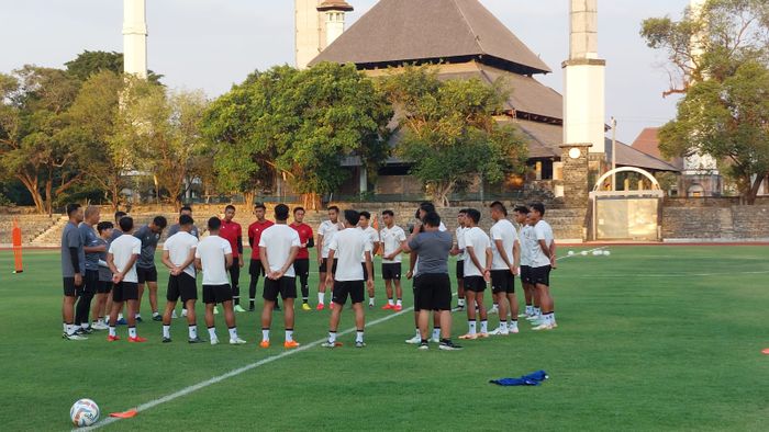 Suasana latihan perdana Timnas U-23 Indonesia di Stadion Sriwedari, Solo, Senin (4/9/2023)