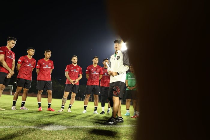 Shin Tae-yong memimpin program pemusatan latihan (TC) timnas Indonesia di Lapangan Thor, Surabaya, Senin (4/9/2023)