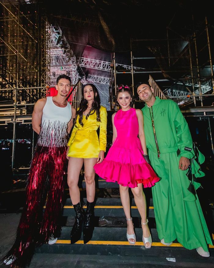 (kiri-kanan) Dimas Beck, Ayushita, Chelsea Olivia, dan Raffi Ahmad di belakang panggung Synchronize 2023.