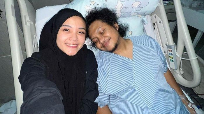 Babe Cabita dirawat di rumah sakit karena DBD, didampingi sang istri, Zulfati Indraloka. 