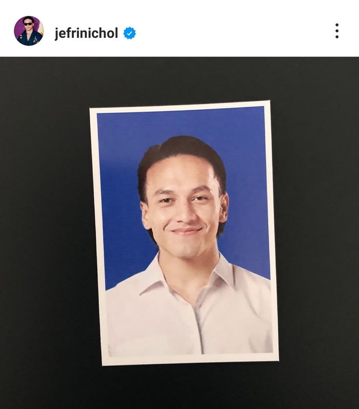 Unggahan Jefri Nichol di akun Instagram-nya debgan background biru. 
