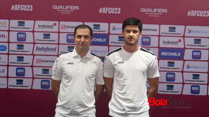 Pelatih Timnas U-23 Turkmenistan, Ahmet Agamyradov dan perwakilan Kapten tim Yhlas Yoyjanov pada konferensi pers sebelum Kualifikasi Piala Asia U-23 2024 di Swiss-Belhotel, Solo