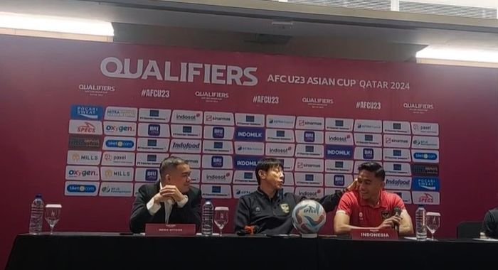 Rizky Ridho dijewer Shin Tae-yong dalam konferensi pers Kualifikasi Piala Asia U-23 2024, Selasa (5/9/2023). 
