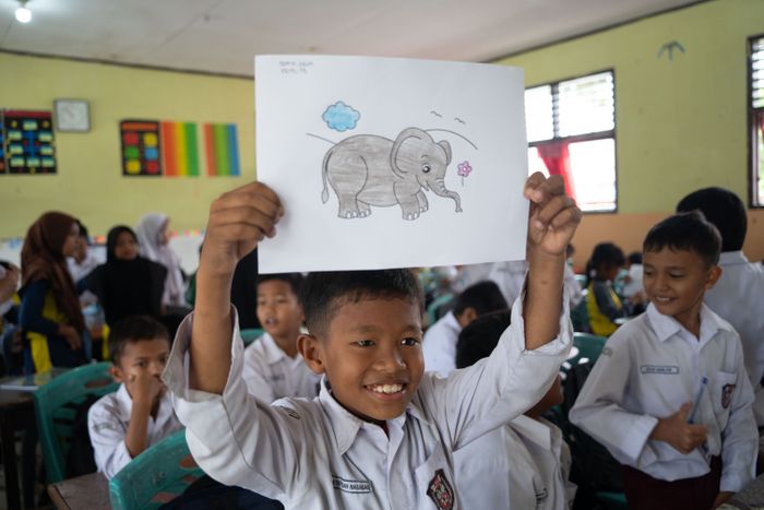 Pengenalan tentang gajah tidak hanya melalui presentasi di kelas, tetapi juga lewat kuis interaktif dan mewarnai gajah.