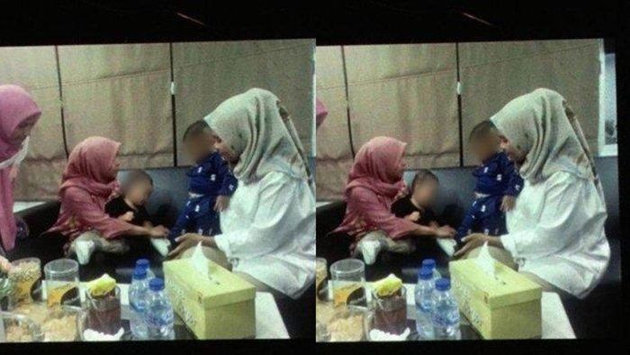Penampakan kedua bayi tertukar di Bogor saat dipertemukan di satu ruangan bersama pihak Ibu S dan Ibu D dalam mediasi hasil tes DNA di Polres Bogor, Jumat (25/8/2023). 