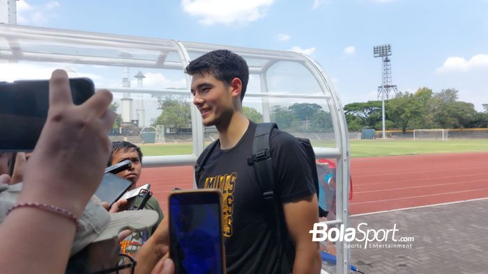 Pemain belakang Timnas U-23 Indonesia, Elkan Baggott usai sesi latihan di Stadion Sriwedari, Solo pada Kamis (7/9/2023).