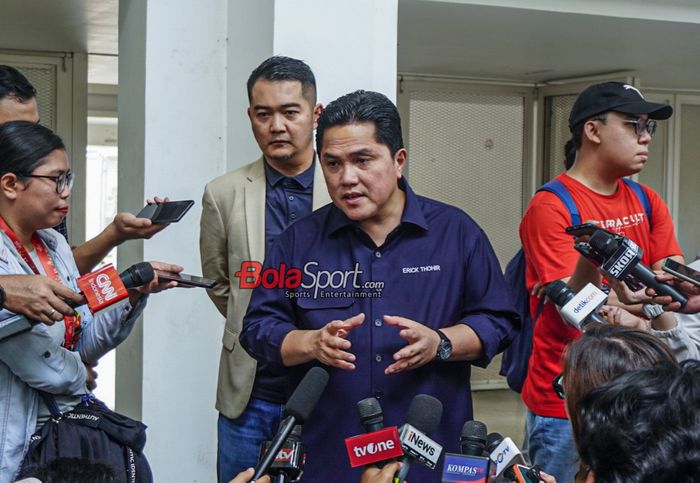 Ketua Umum PSSI, Erick Thohir, sedang memberikan keterangan kepada awak media di Stadion Madya, Senayan, Jakarta, Jumat (8/9/2023).