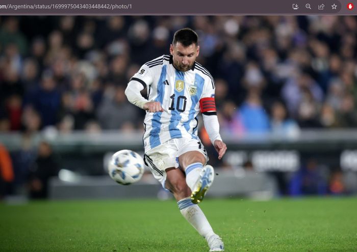 Lionel Messi mencetak gol untuk timnas Argentina ke gawang timnas Ekuador dalam Kualifikasi Piala Dunia 2026 zona CONMEBOL di Stadion El Monumental, Kamis (7/9/2023) waktu setempat.