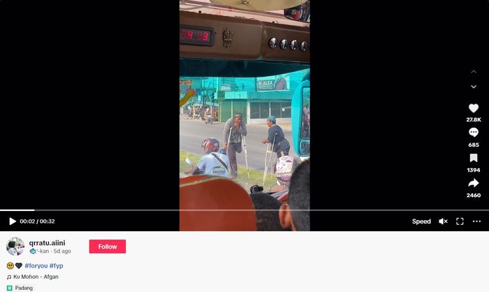 video 2 pria disabilitas saling berbagi rezeki di pinggir jalan viral di TikTok.