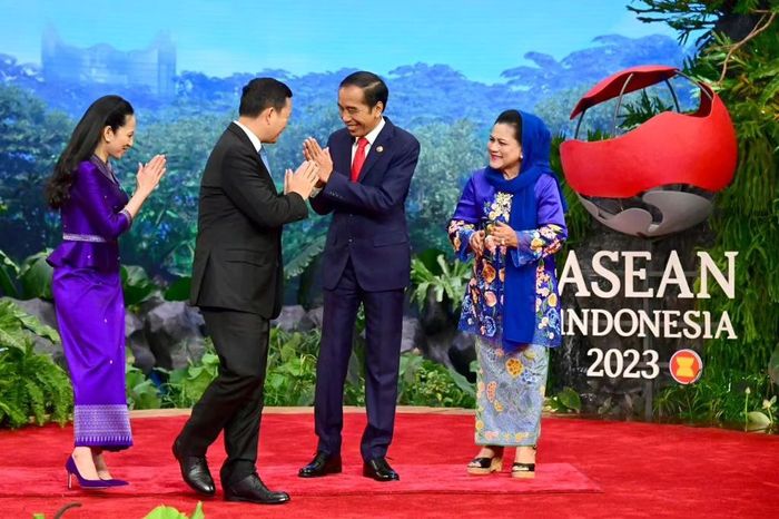 Presiden Jokowi dan Ibu Negara Iriana saat menyambut kedatangan para pemimpin negara sahabat.