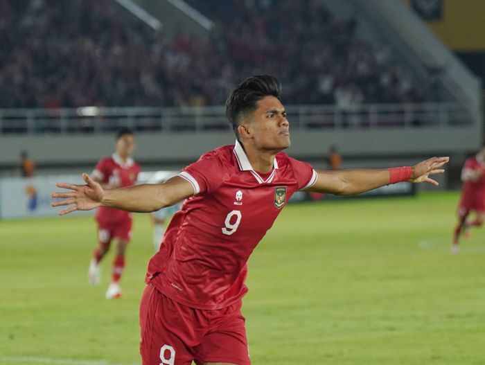 Selebrasi pesepak bola Timnas Indonesia, Ramadhan Sananta setelah mencetak gol ke gawang China Taipei dalam ajang kualifikasi Piala Asia U23 2024 di Stadion Manahan, Solo, Sabtu (9/9/2023) malam. 