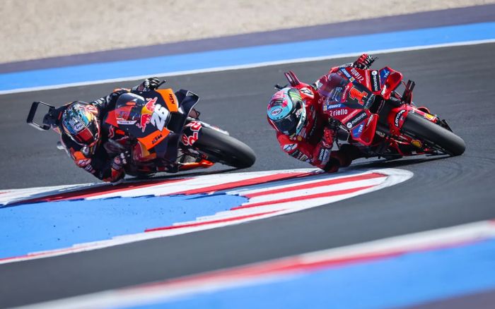 (Ki-ka) Dani Pedrosa (Red Bull KTM) dan Francesco Bagnaia (Ducati Lenovo) bersaing untuk posisi ketiga pada sprint MotoGP San Marino di Sirkuit Misano, Rimini, Italia, 9 September 2023.