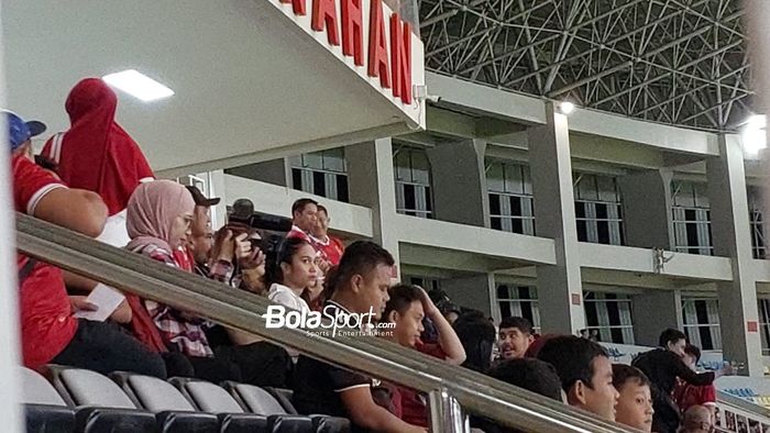 Istri Pratama Arhan, Azizah Salsha Rosiade yang turut hadir di Stadion Manahan, Solo untuk menonton laga timnas U-23 Indonesia Vs Taiwan, Sabtu (9/9/2023).