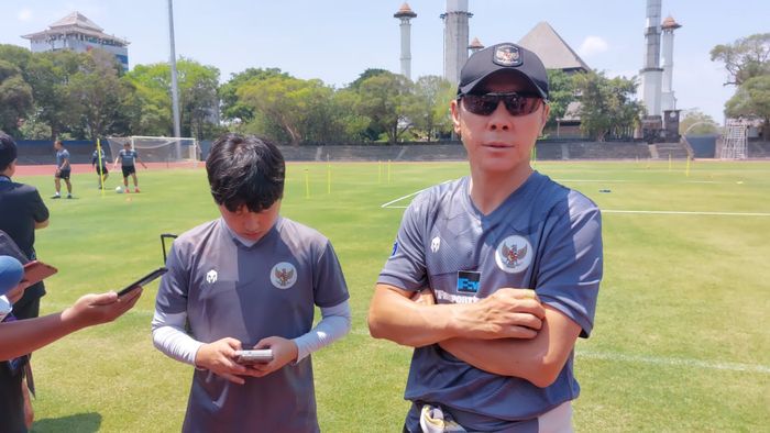 Pelatih timnas U-23 Indonesia, Shin Tae-yong, saat memberikan keterangan kepada media di Stadion Sriwedari, Solo, Minggu (10/9/2023).