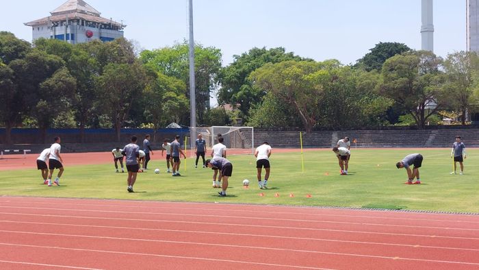 Suasana latihan timnas U-23 Indonesia di Stadion Sriwedari, Solo, Minggu (109/2023).