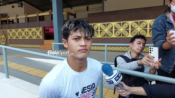 Pemain timnas U-23 Indonesia, Alfeandra Dewangga yang ditemui wartawan usai latihan di Stadion Sriwedari, Solo pada Minggu (10/9/2023).