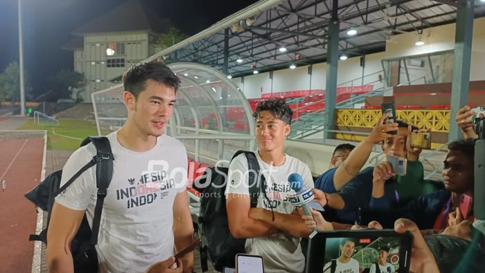 Dua penggawa Timnas U-23 Indonesia, Elkan Baggott (kiri) dan Rafael Struick (kanan), sesaat setelah latihan skuad Garuda Muda di Stadion Sriwedari, Solo, Senin (11/9/2023).