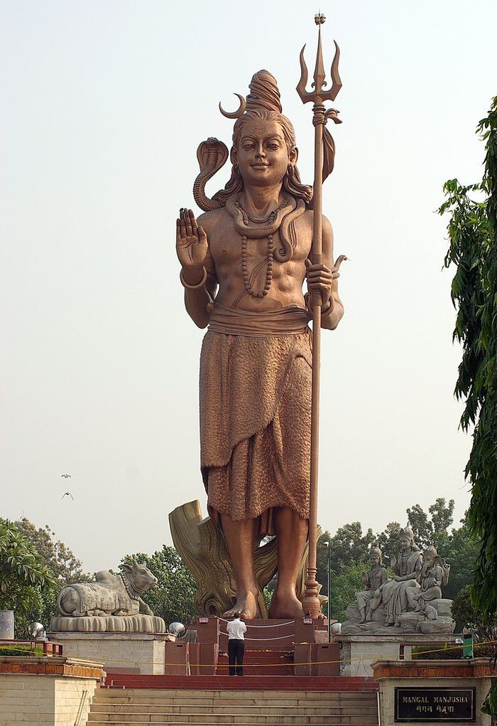Dalam mitologi Hindu, Dewa Siwa juga memiliki trisula sebagai simbol dan senjatanya.