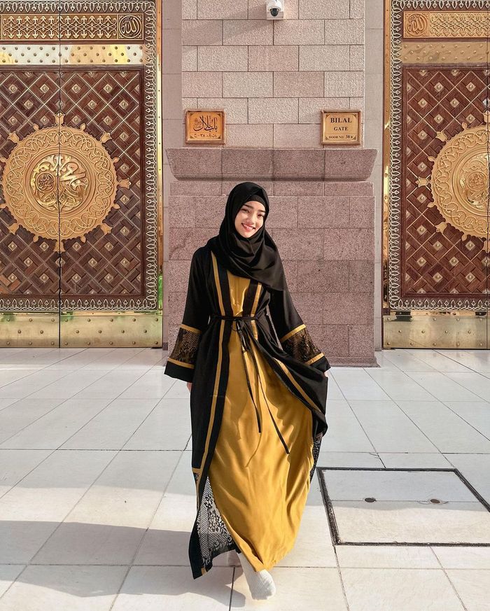 Penampilan Fuji saat Umroh ke Tanah Suci.