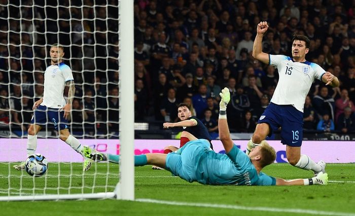 Gol bunuh diri Harry Maguire warnai kemenangan timnas Inggris atas timnas Skotlandia pada FIFA Matchday di Hampden Park, Glasgow (12/9/2023).