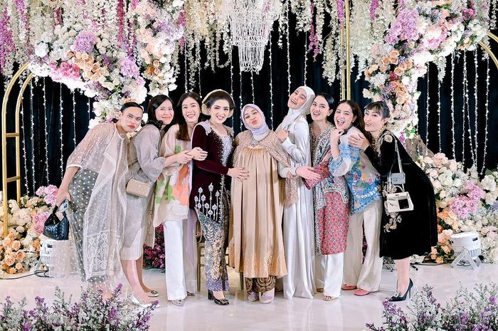 Foto Aurel Hermansyah bersama geng selebritinya.