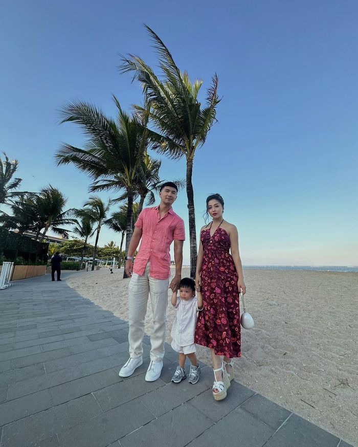Nikita Willy, Indra Priawan, dan baby Issa saat kondangan di pulau Bali.