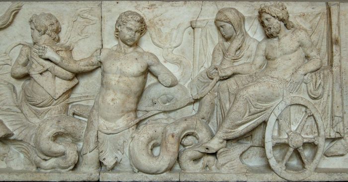 Poseidon pertama kali melihat Amphitrite saat sang dewi menari saat air surut bersama saudara perempuannya di pulau Naxos. Poseidon pun langsung jatuh cinta padanya dan memintanya untuk menikahinya.