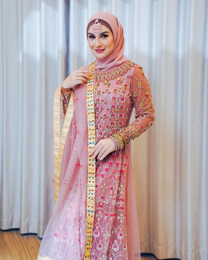 Penampilan India ala Irish Bella.