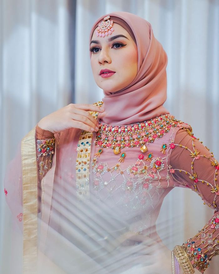 Irish Bella kenakan busana ala selebriti Hollywood.