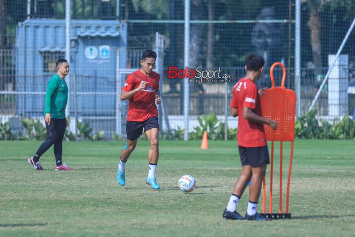 Rizky Ridho (tengah) sedang menguasai bola saat berlatih bersama timnas U-24 Indonesia di Lapangan A, Senayan,  Jumat (15/9/2023).