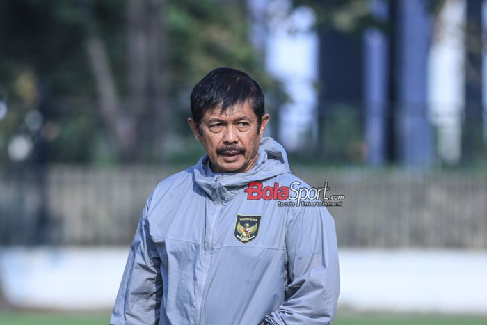 Pelatih timnas U-24 Indonesia, Indra Sjafri, sedang memantau para pemainnya berlatih di Lapangan A, Senayan,  Jumat (15/9/2023).