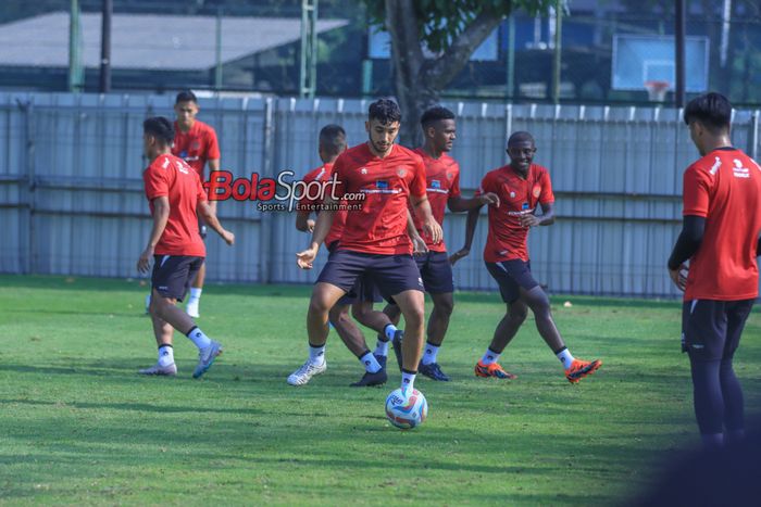 George Brown (tengah) sedang menguasai bola saat berlatih bersama timnas U-24 Indonesia di Lapangan A, Senayan,  Jumat (15/9/2023).