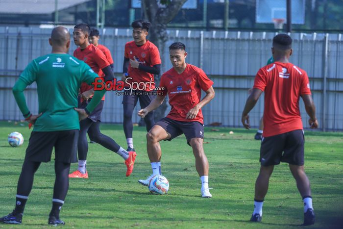 Andy Setyo (tengah) sedang menguasai bola saat berlatih bersama timnas U-24 Indonesia di Lapangan A, Senayan,  Jumat (15/9/2023).