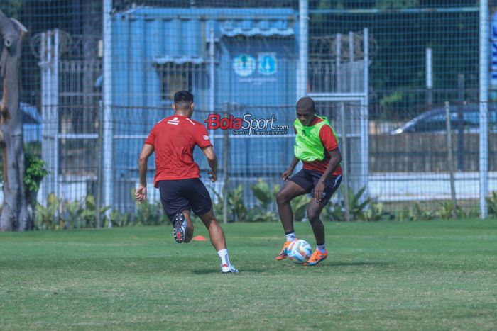 Hugo Samir (kanan) sedang menguasai bola saat berlatih bersama timnas U-24 Indonesia di Lapangan A, Senayan, Jumat (15/9/2023).