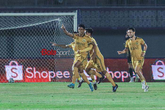 Arsa Ramadan Ahmad sedang melakukan selebrasi seusai mencetak gol dalam laga pekan ke-12 Liga 1 2023 antara Dewa United versus Bhayangkara FC di Stadion Indomilk Arena, Tangerang, Banten, Jumat (15/9/2023).