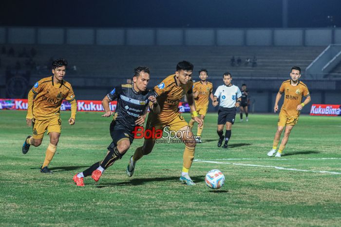 Egy Maulana Vikri (kiri) dan Dendy Sulistyawan (kanan) sedang berebut bola dalam laga pekan ke-12 Liga 1 2023 antara Dewa United versus Bhayangkara FC di Stadion Indomilk Arena, Tangerang, Banten, Jumat (15/9/2023).