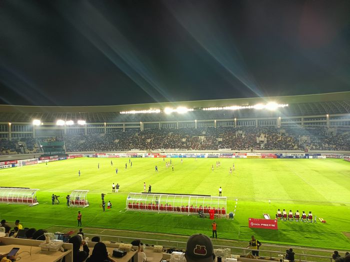 Suasana pertandingan Persis Solo vs PSIS Semarang di Stadion Manahan, Solo pada Sabtu (16/9/2023) malam WIB pada lanjutan pekan ke-12 Liga 1 2023/2024