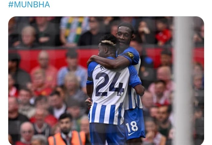 Striker Brighton &amp; Hove Albion, Danny Welbeck (kanan) merayakan gol dengan Simon Adingra pada laga pekan ke-5 Liga Inggris melawan Man United di Stadion Old Trafford, Sabtu (16/9/2023).