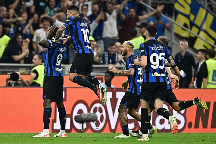 Marcus Thuram (kiri) disambut rekan-rekannya usai mencetak gol Inter Milan ke gawang AC Milan pada Derby della Madonnina dalam lanjutan Liga Italia di San Siro (16/9/2023).