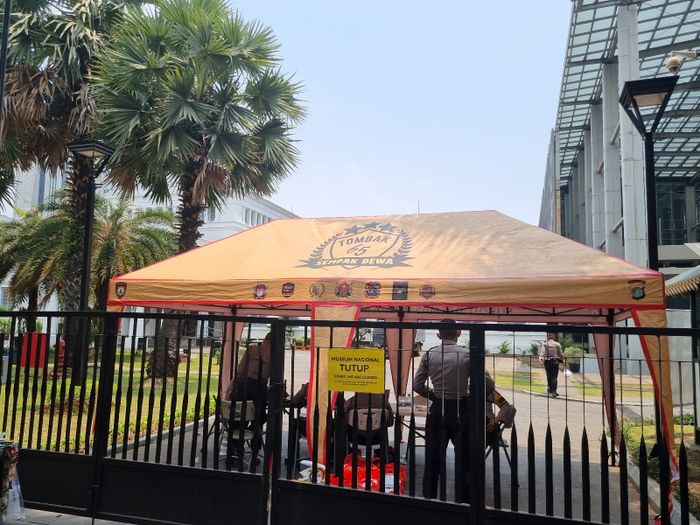 Polisi berjaga di depan Museum Nasional Indonesia, Jakarta Pusat, Minggu (17/9/2023). 