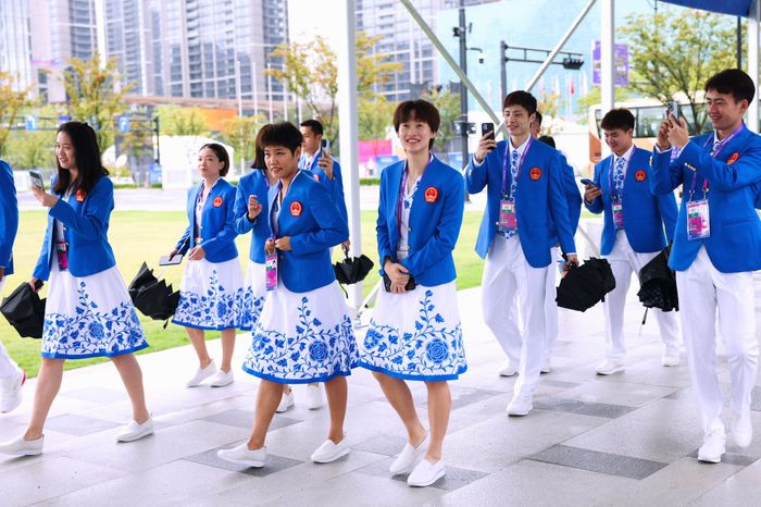 Tunggal putri nomor satu China, Chen Yu Fei (keempat dari kanan) saat sedang menghadiri upacara pembukaan Athletes' Village Asian Games 2023 di Hangzhou, China, bersama skuad bulu tangkis China, Sabtu (16/9/2023).