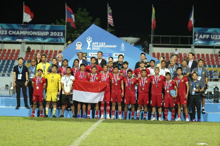 Skuad timnas U-23 Indonesia merayakan peringkat kedua di Piala AFF U-23 2023. Beberapa pemain kembali dibawa ke Asian Games 2022.
