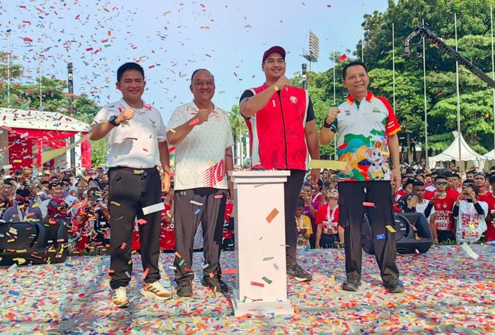 Menteri Pemuda dan Olahraga Republik Indonesia, Dito Ariotedjo dan Ketua Umum KONI Pusat, Marciano Norman, beserta jajaran lainnya sedang befoto bersama dalam acara Run For PON di Kawasan Senayan, Jakarta, Minggu (17/9/2023).