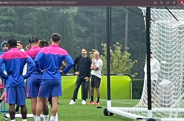 Zlatan Ibrahimovic tampak hadir dalam sesi latihan AC Milan jelang melawan Newcastle United dalam ajang Liga Champions 2023-2024.