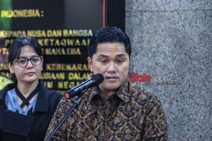 Ketua Umum PSSI, Erick Thohir, sedang memberikan keterangan kepada awak media terkait kesiapan Piala Dunia U-17 2023 di Mabes Polri, Kebayoran Baru, Jakarta, Selasa (19/9/2023).