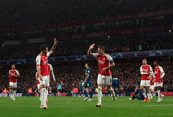 Kapten Arsenal, Martin Odegaard, merayakan gol ke gawang PSV Eindhoven dalam laga Liga Champions 2023-2024 di Stadion Emirates, Rabu (20/9/2023).