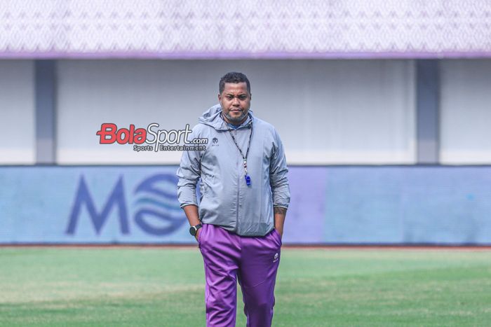 Pelatih Persita Tangerang, Divaldo Alves, sedang memantau para pemainnya berlatih di Stadion Indomilk Arena, Tangerang, Banten, Kamis (21/9/2023).