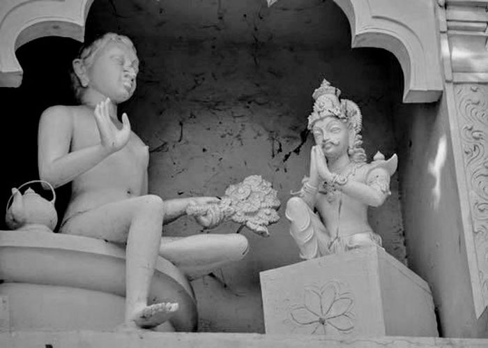 Patung adegan Chandragupta Maurya (kanan) yang kelak menjadi Kekaisaran Maurya dalam sejarah India, bersama mentor spiritualnya Acharya Bhadrabahu. Chandragupta dapat dengan mudah menguasai anak benua India, setelah sebagian dari musuhnya ditaklukkan Aleksander Agung.