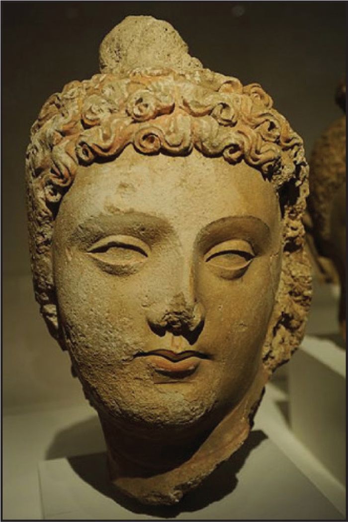 Patung Buddha di India dari sekitar abad keempat Masehi ini dipengaruhi dengan gaya Yunani. Hubungan dua peradaban kebudayaan ini terjalin begitu kuat setelah ekspedisi Aleksander Agung ke India.