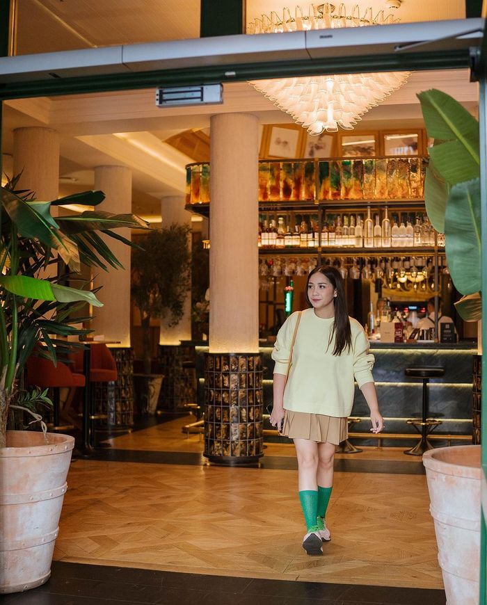 Gaya modis Nagita Slavina saat liburan ke Eropa.